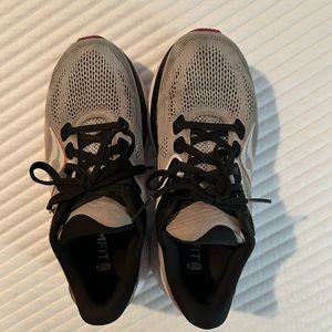 Saucony size 6.5 running shoes. Good condition . Worn maybe 20 times